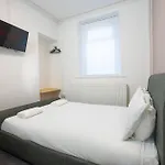 4-Bedroom Home - Ideal For Groups Working Away From Home