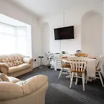 4-Bedroom Home - Ideal For Groups Working Away From Home