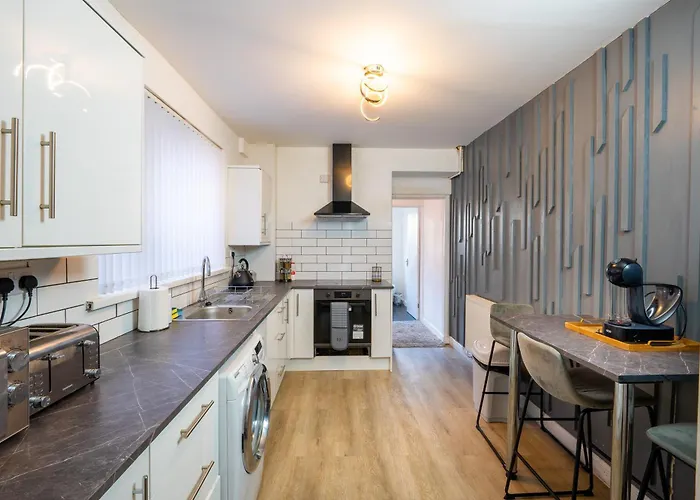 4-Bedroom Home - Ideal For Groups Working Away From Home