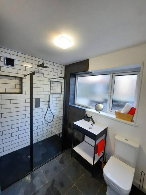 4-bedroom - Ideal For Groups Working Away From *