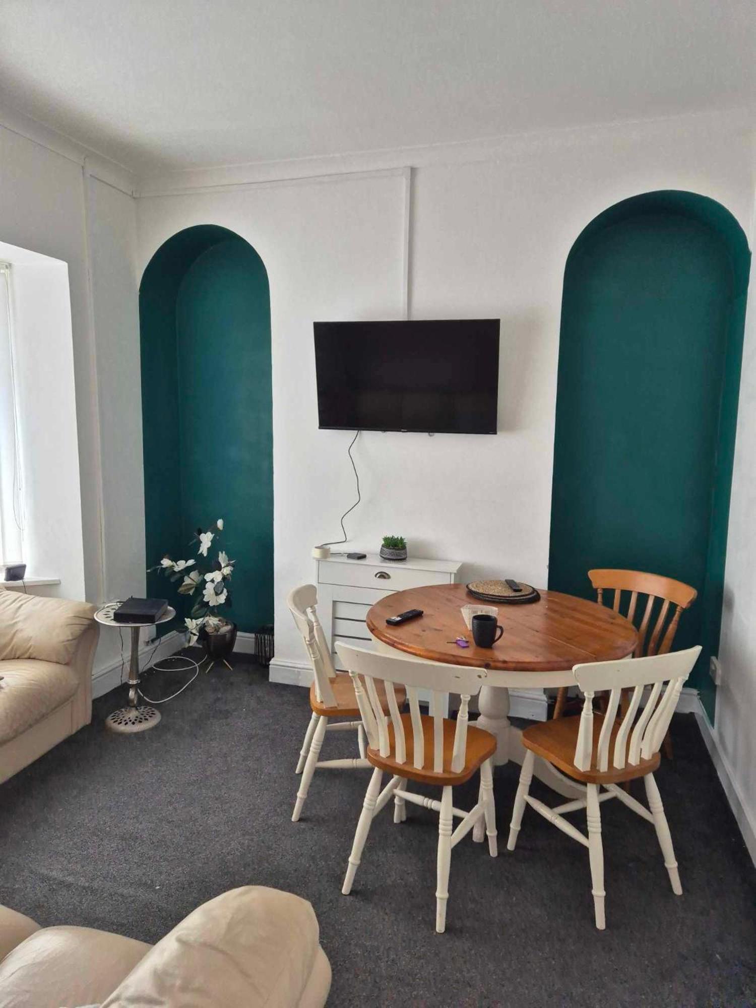Holiday home 4-bedroom - Ideal For Groups Working Away From *