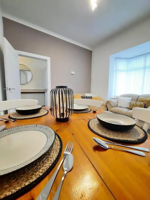 Holiday home 4-bedroom - Ideal For Groups Working Away From Swansea
